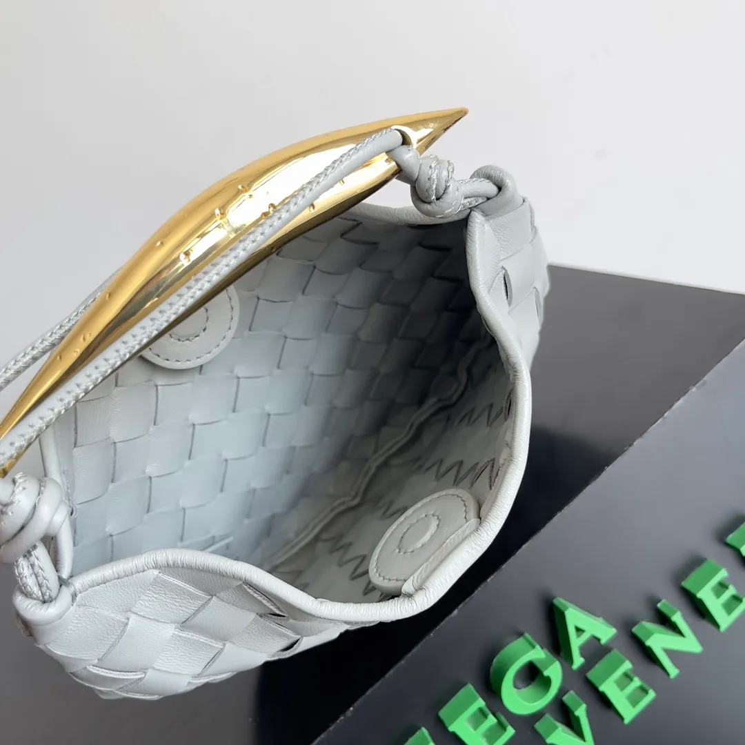 Batch of 1260 BV Mini Sardine is coming‼ ️Super high-end, stainless steel hardware + 24k real gold plating process, fish scales (concave and convex positions) are the finishing touch, the sardine bag that can be carried cross-body is completely beautiful to the heart. The metal element handle and the weaving are perfectly combined to completely integrate the artistic sense and elegance and fashion. It is really like a work of art🏺The large size is elegant, the small size is exquisite and cute, a must-have item for fashionistas, and the details are perfectly reproduced. Style number: 744267 Size 20*12*2.5